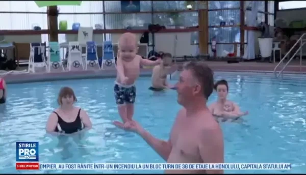 Un instructor de inot a reusit sa faca bebelusi de doar patru luni sa stea in picioare. Secretul lui i-a uimit si pe medici