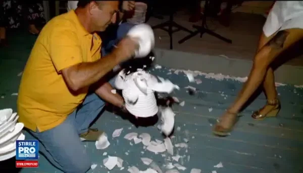 Intr-o terasa din Mamaia, clientii pot sa sparga farfurii sau sa se urce pe mese. Manager: Nici in Grecia nu se mai gaseste