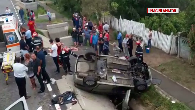O persoana a murit si trei au fost ranite, dupa ce au intrat cu masina intr-un cap de pod si s-au rasturnat