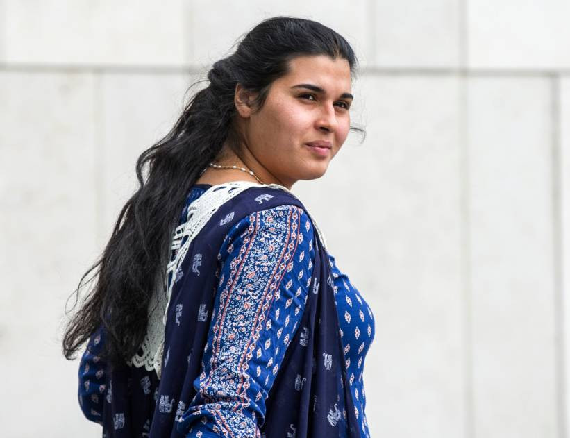 O romanca insarcinata, de etnie roma, a furat chitare de 6000 de euro din Irlanda, ascunzandu-le sub fusta. Cum a fost prinsa