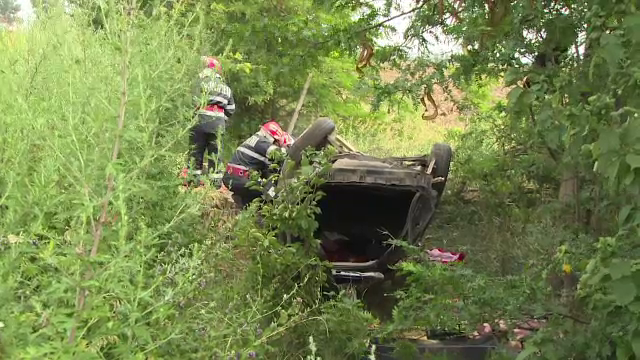 Tragedie cu 2 morti si 2 raniti in Galati. Martorii spun ca soferul a pierdut controlul din cauza unei gropi din drum