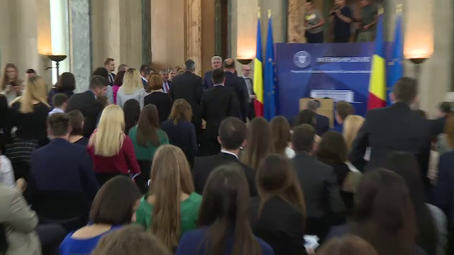 Concurenta mare pentru 100 de locuri de practicanti la Guvern. Premierul Tudose: "Afara au rezist. Aici sunteti cu insist"