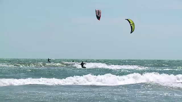 Concursul de kiting de la Mamaia aduna tot mai multi adepti. Cat costa un curs care ii pregateste pentru competitie