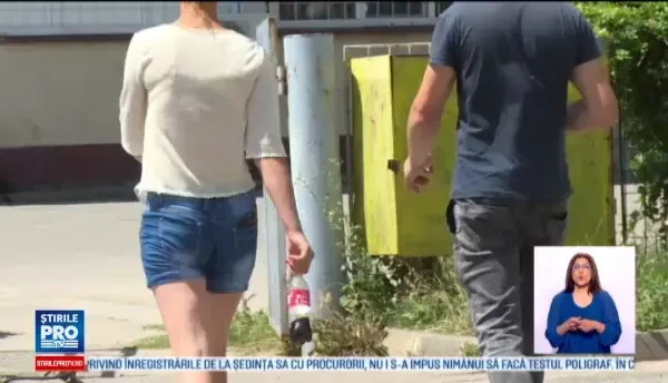 Tanara de 22 de ani, jefuita de o necunoscuta care i-a promis ca ii va ghici in palma. A bagat-o intre blocuri