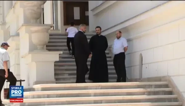 Superiorii episcopului de Husi au vazut imaginile neblurate in care apare alaturi de un barbat: 18 minute de lucruri urate