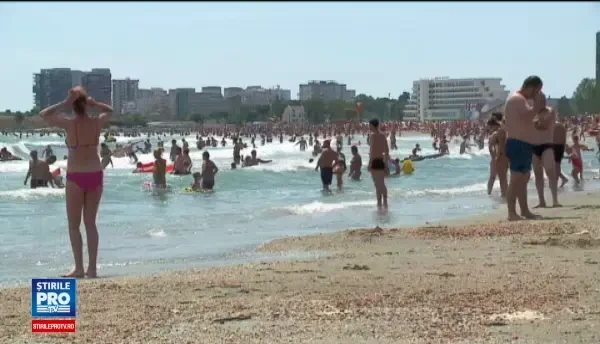 Un fenomen neplacut le strica vacanta turistilor de pe litoral. Apa marii are doar 17 grade Cesius, desi in aer sunt 30