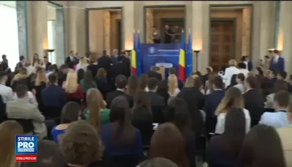 Concurenta mare pentru 100 de locuri de practicanti la Guvern. Premierul Tudose: Afara au #rezist. Aici sunteti cu #insist