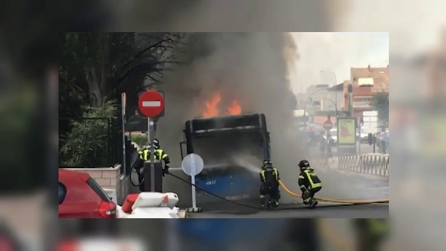 Un autobuz a luat foc in mers in Madrid si s-a facut scrum. Ce s-a intamplat cu pasagerii