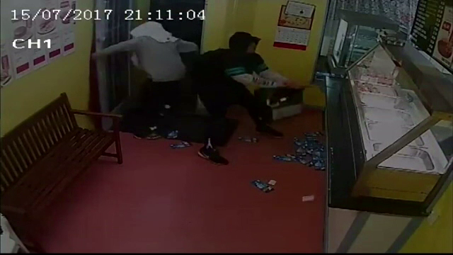 Jaf inedit in Noua Zeelanda. Doi hoti nu s-au obosit sa scoata banii din casa de marcat, ci au furat-o cu totul