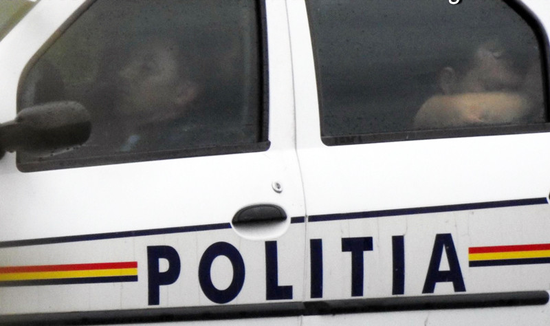 Echipaj de politie din Craiova, fotografiat cand tragea un pui de somn in masina. Ce spun superiorii agentilor