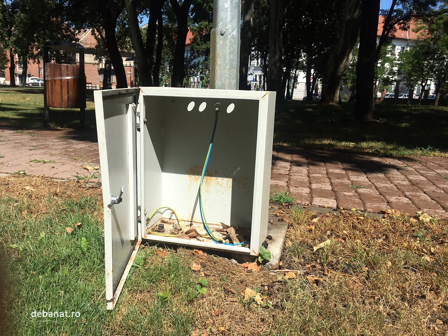 Hotii au furat acumulatorii felinarelor, in parcul din fata Primariei Timisoara. Gardul, recent scos din ordinul edilului