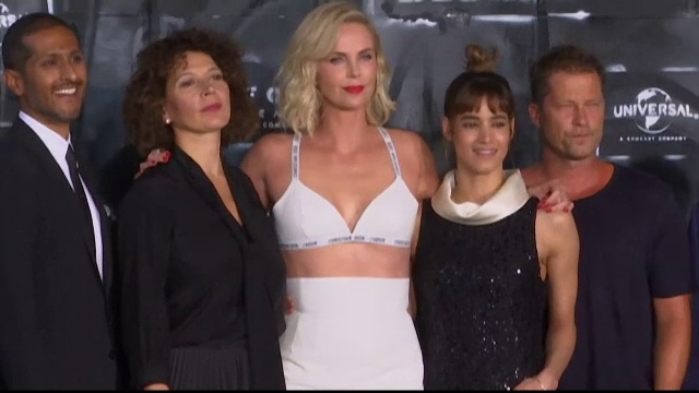 Charlize Theron a facut senzatie la premiera noului ei film, "Atomic Blonde". Cum a aparut imbracata pe covorul rosu