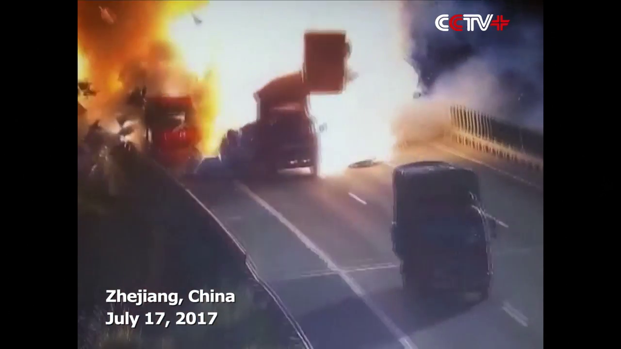 Momentul in care un camion explodeaza pe autostrada in China dupa ce a acrosat un alt autovehicul. VIDEO