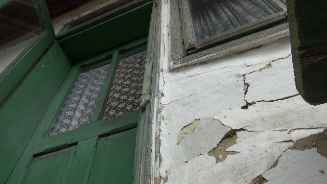 Camioanele care traverseaza comuna Letea Veche, calvar pentru locuitori. Casele oamenilor, distruse din cauza trepidatiilor