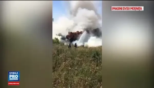 Accident grav langa Timisoara. O vidanja a luat foc dupa un dublu impact si doua persoane au ajuns la spital