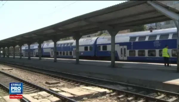 Incident uluitor. O garnitura a ramas pe camp, dupa ce legatura dintre locomotiva si vagoane a cedat. Reactia CFR Calatori