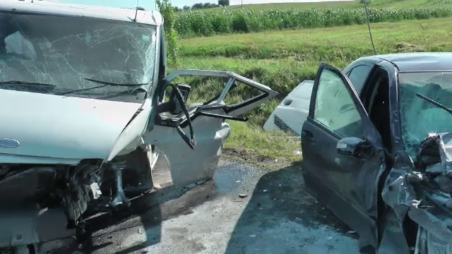 Patru persoane au ajuns la spital, dupa ce roata unei masini a cedat in mers. In ce stare sunt ranitii