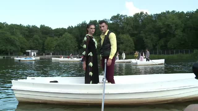 Cel mai mare festival fashion din regiune are loc la Sibiu. Prezentari de moda pe lac, in tramvai si la castel