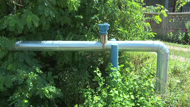 Oamenii din sapte sate traiesc ca in Evul Mediu, desi au retea de apa de 3,5 milioane de euro. "Cumpar cu baxul"