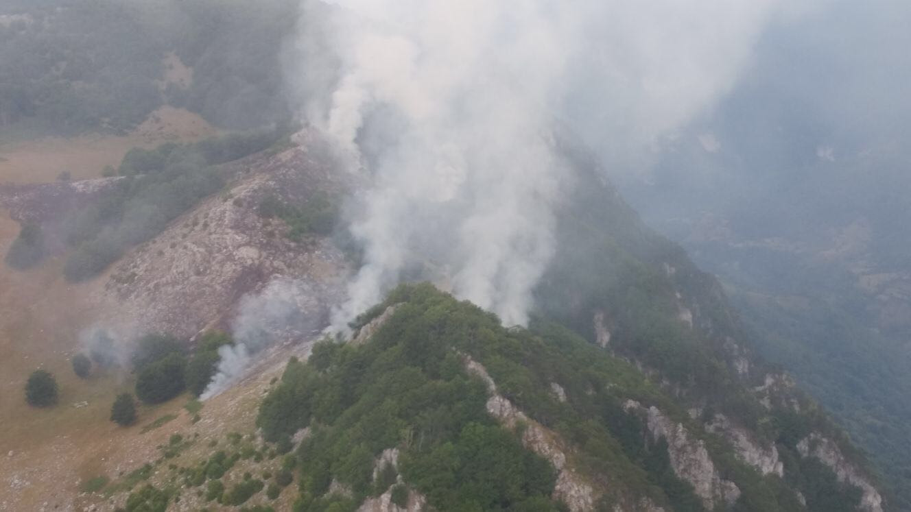 Incendiu urias de padure, intr-o rezervatie din Romania. Zona este extrem de greu accesibila pentru pompieri