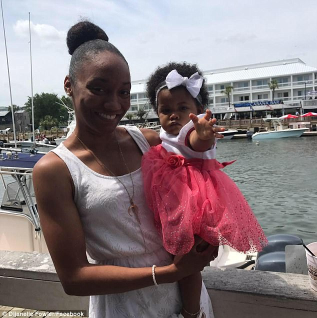 O fetita de un an a murit dupa ce a fost lasata de mama sa intr-o masina aflata in soare. Unde a mers femeia timp de 6 ore