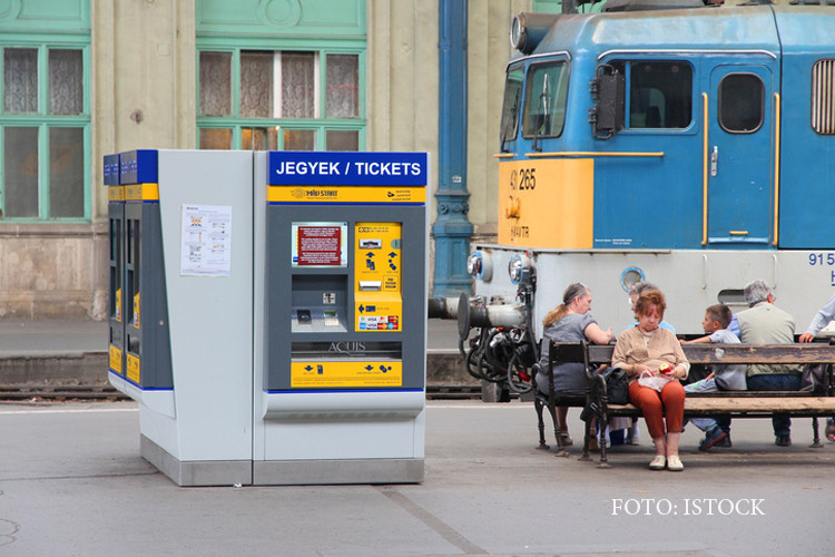 Toate trenurile internationale care trec prin Ungaria, oprite si evacuate. Politia cauta o bomba