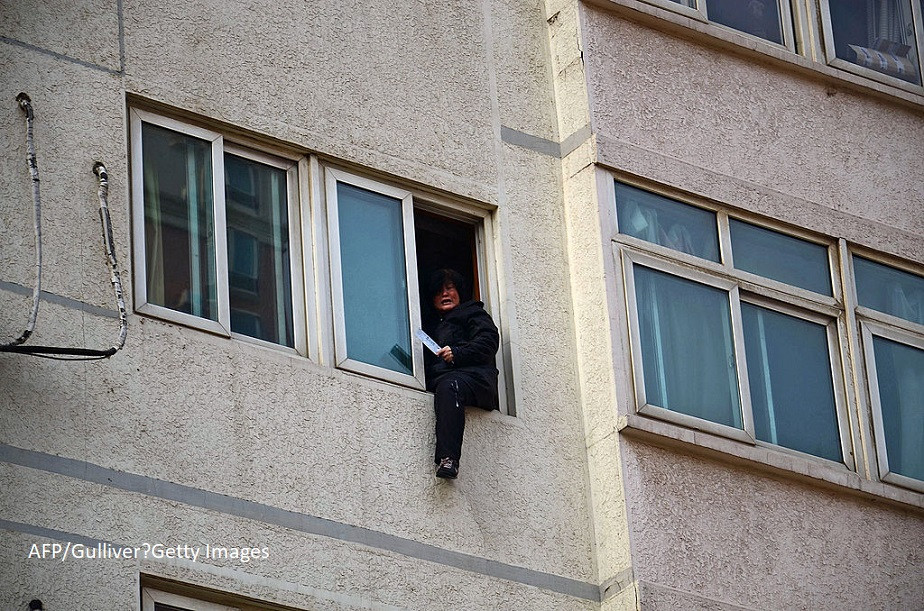 O tanara a vrut sa se sinucida si a sarit de la etajul 18 al unui bloc din China. Ce s-a intamplat cu femeia. VIDEO