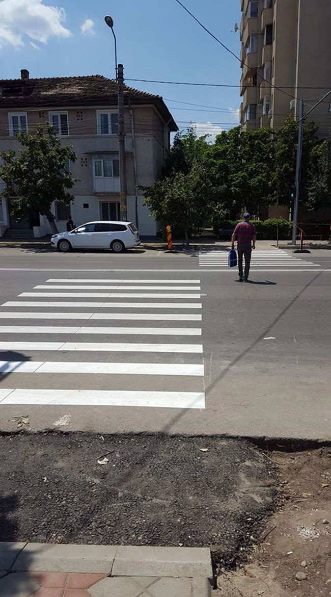 Pietonii trebuie sa "vireze" cand ajung la mijlocul strazii. Cum a fost trasata o trecere de pietoni in Iasi. FOTO