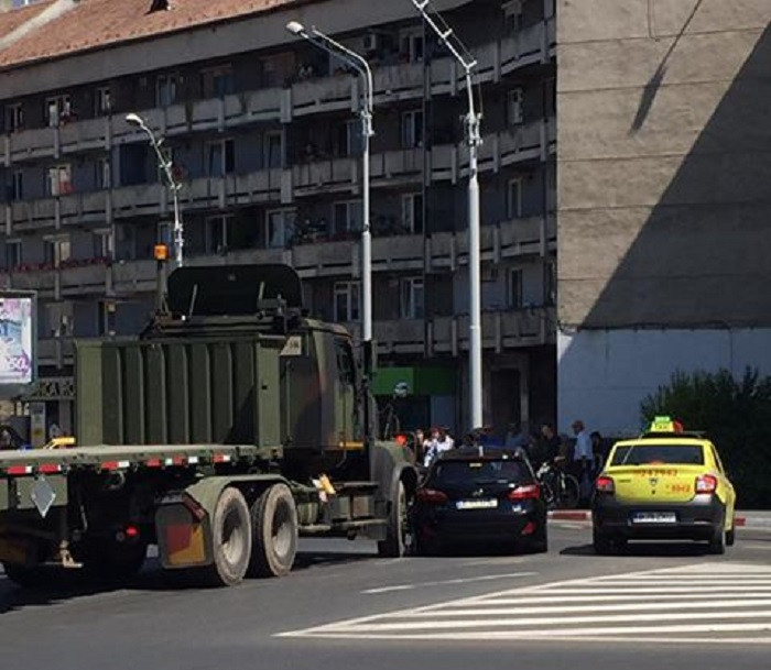 Un camion al fortelor NATO, care transporta militari, s-a ciocnit cu un autoturism in Sibiu. FOTO