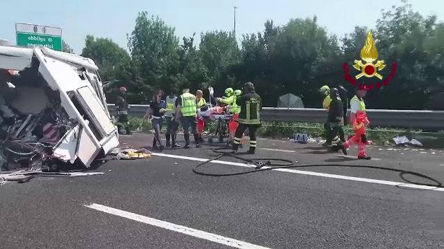 Noua oameni au fost raniti intr-un grav accident din Italia. Traficul pe autostrada a fost inchis aproape 4 ore