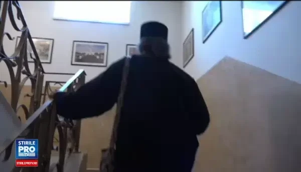 Un nou scandal cu conotatii sexuale zguduie Biserica. Staret demis dupa o discutie deocheata purtata cu un student