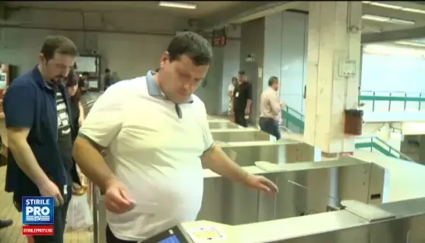 Cozi uriase si haos in statiile de metrou din Capitala. Cartelele imprimate invers au creat un adevar blocaj in Pipera