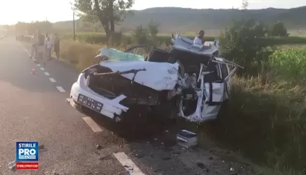 Sapte raniti, dupa ce autocarul in care se aflau s-a ciocnit cu un autoturism si s-a rasturnat in Cluj. Planul rosu, activat