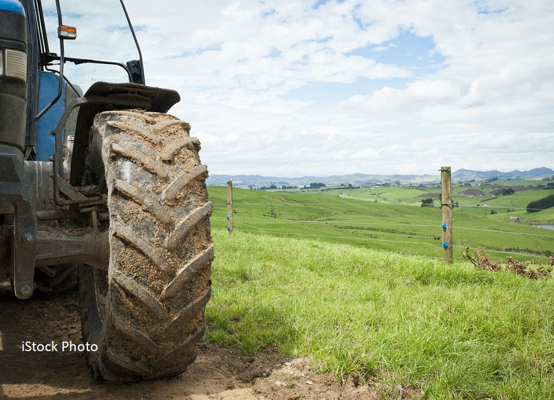 Un ucrainean „și-a tunat” tractorul cu blindaj rusesc ca să-și curețe terenul de mine. Poate fi controlat prin telecomandă