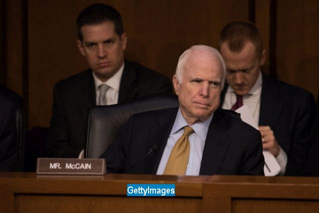 Senatorul american John McCain sufera de cancer cerebral. Mesajul lui Obama