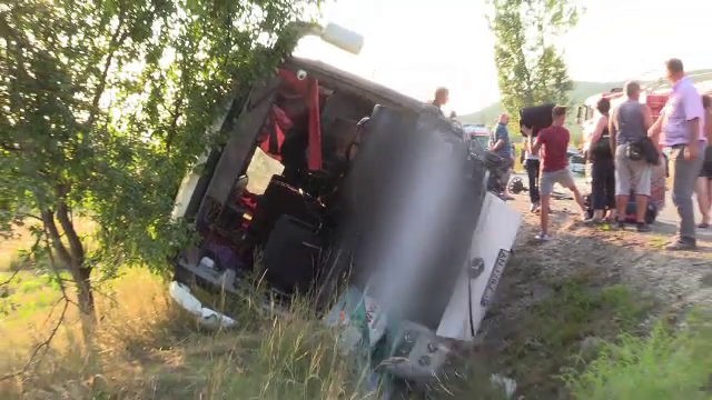 Planul rosu de interventii, activat in urma unui accident cu 8 raniti. Un sofer a fost transportat cu elicopterul SMURD