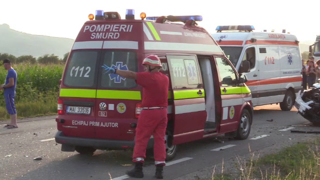 Accident cu un mort şi 5 răniţi, în Harghita. O maşină şi o dubă s-au ciocnit frontal