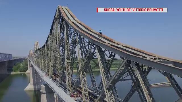 Un cascador italian a escaladat in mod ilegal podul Anghel Saligny, cu bicicleta. Politia nu l-a sanctionat la coborare