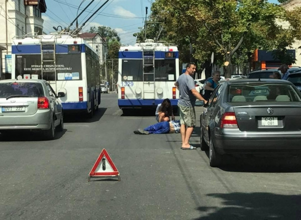Momente de panica pe strada Bucuresti din Chisinau, dupa ce un barbat a cazut dintr-un troilebuz aflat in miscare