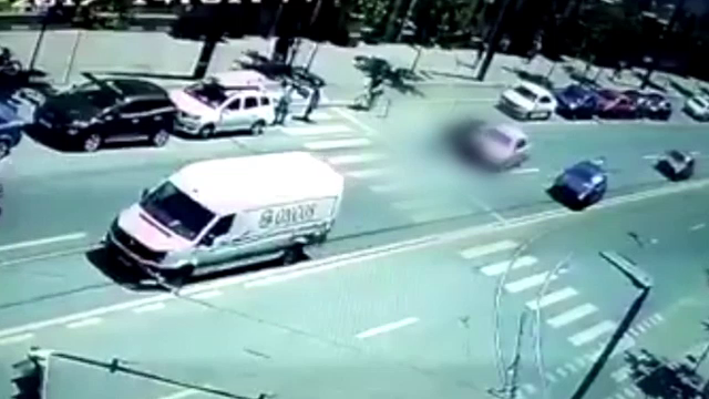 Motociclist spulberat de o masina care mergea in spatele lui, la Cluj Napoca. Accidentul, surprins de camere