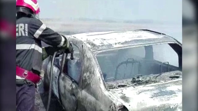 Incident bizar pe un camp in Arges. Un sofer a ambalat atat de tare motorul incat a dat foc la miriste si la masina