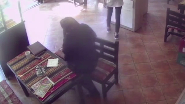 Ipostaza incredibila in care a fost surprinsa o femeie in varsta, intr-un fast-food din Piatra Neamt. Politistii o cauta acum