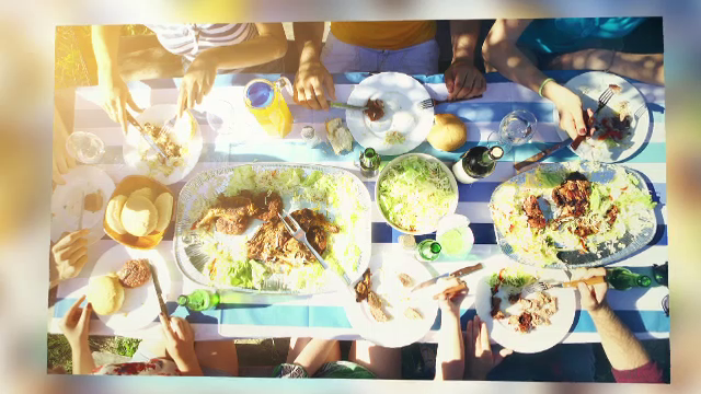 Obiceiurile de consum ale romanului s-au mai rafinat. Ce mananca o persoana in medie pe luna in prezent fata de acum 15 ani