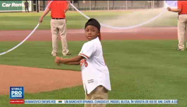 Primul copil din lume care a suferit dublu transplant la maini, la 2 ani de la operatie. Tanarul poate chiar juca baseball