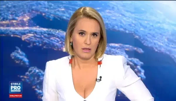 Misiune delicata pentru jandarmii bucuresteni. O tanara s-a urcat complet goala pe plafonul unei masini