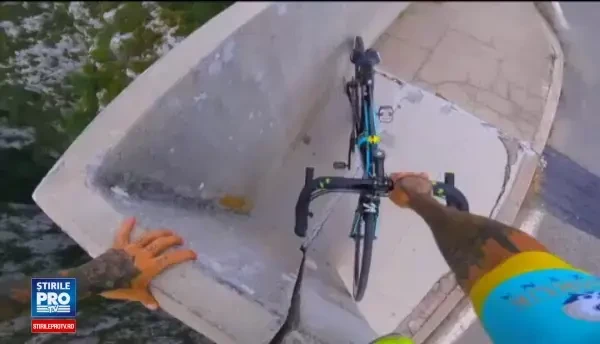 Un cascador italian a escaladat in mod ilegal podul Anghel Saligny, cu bicicleta. Politia nu l-a sanctionat la coborare