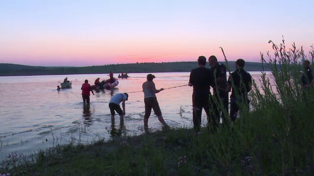 Au murit dupa ce s-au aventurat in apa, desi nu stiau sa inoate foarte bine. Martor "Am intrat, dar nu l-am putut salva"