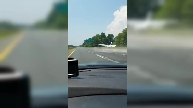 Un sofer din SUA a surprins momentul in care un avion, cu defectiuni tehnice, aterizeaza pe o autostrada