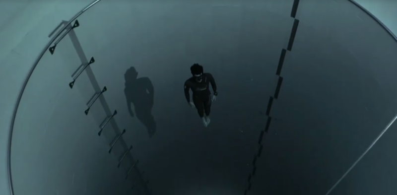 Un francez, impatimit al sporturilor extreme, a reusit sa se scufunde in cel mai adanc bazin din lume. VIDEO