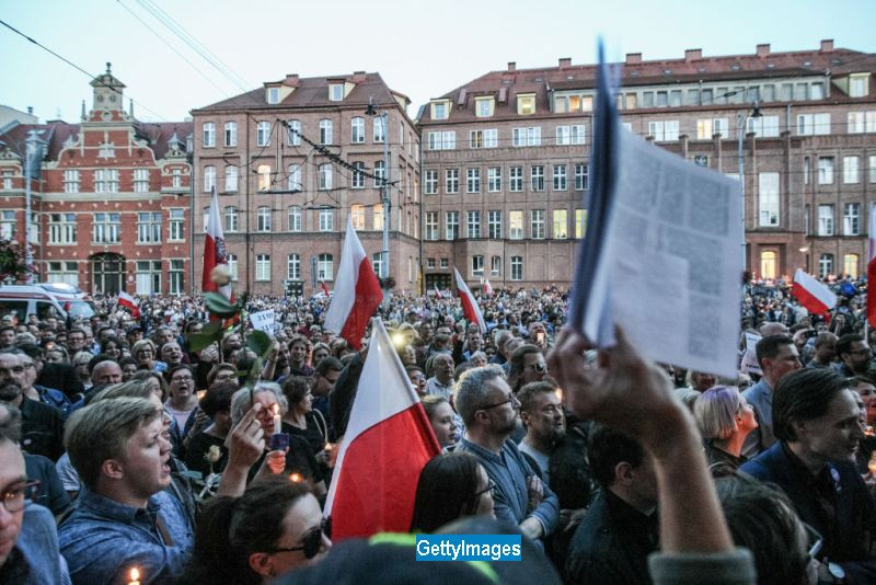 UE a lansat procedura de infringement impotriva Poloniei, tara care "ameninta standardele democratice ale blocului european"